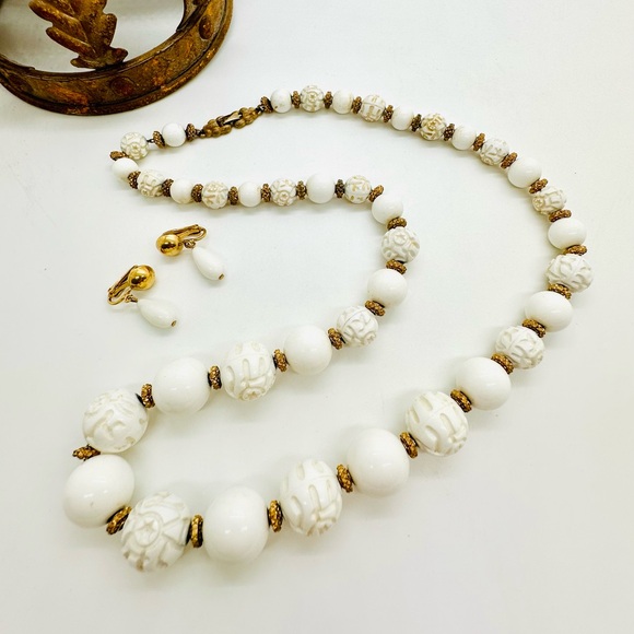 Vintage White MONET Necklace & Earrings - Picture 1 of 12